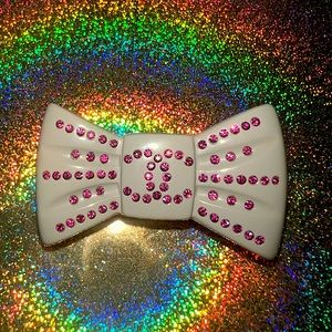 Ultra 𝑹𝑨𝑹𝑬 Vintage CHANEL pink crystal bow brooch 🎀✨